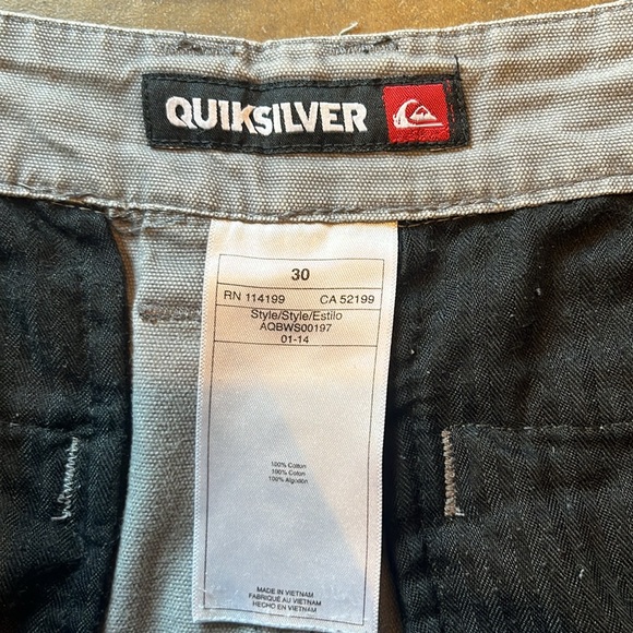 Y2K quicksilver baggy grey cargo shorts, men’s size 30 ten inch leg opening - Picture 5 of 8